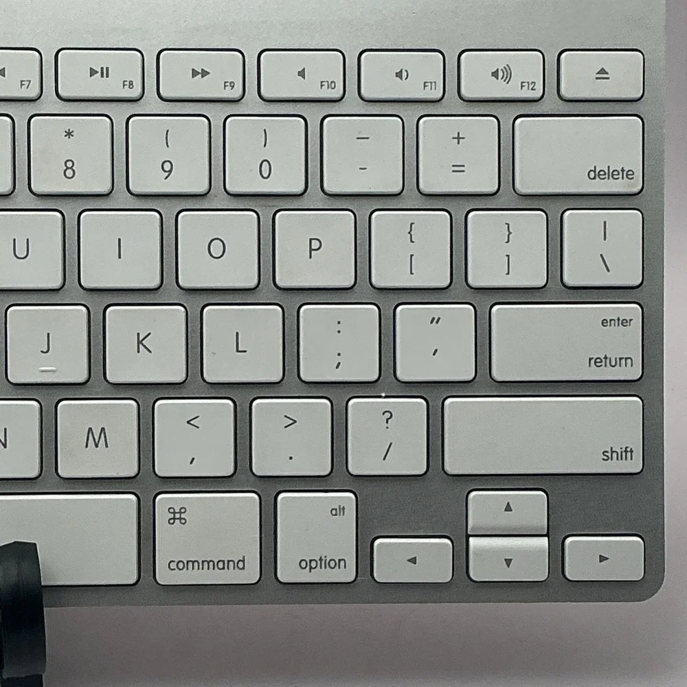Apple Wireless Keyboard A1314 Silver Aluminum White Keys MC184LL/B Bluetooth